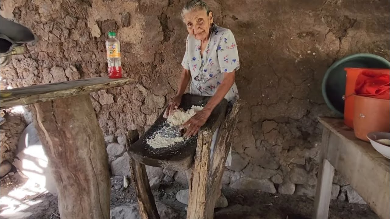 Niña rosita moliendo maíz a mano ! 🚨🚨 está muy contenta por el trabajo que le estamos realizando 