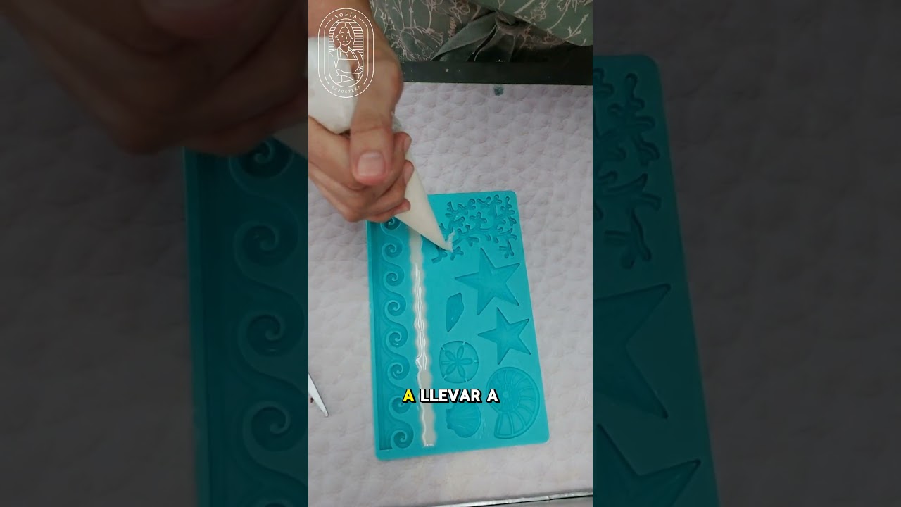 USE LA RECETA DE LA TELA COMESTIBLE para hacer estas figuras en un molde de silic&oacute;n #sofiarepostera