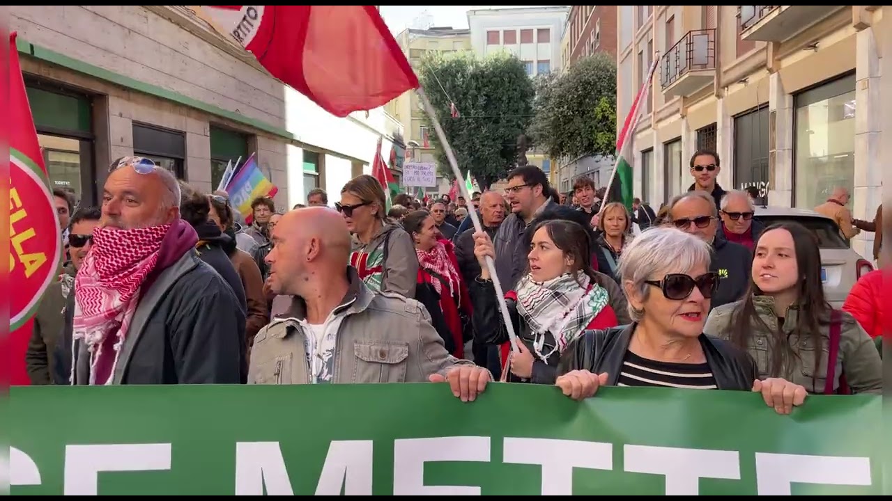 Terni in piazza per chiedere le dimissioni di Bandecchi: «Qui non fai paura a nessuno»