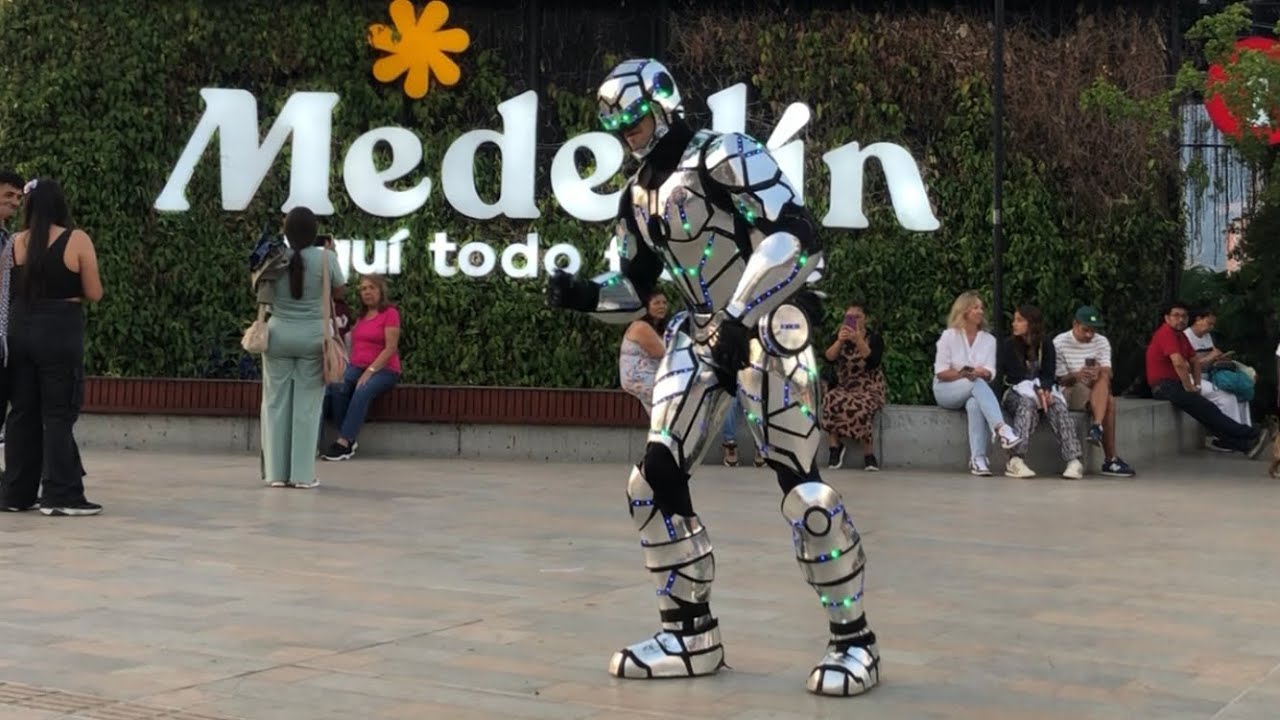 Robotron - bailando en Medellín ciudad de la eterna primavera!