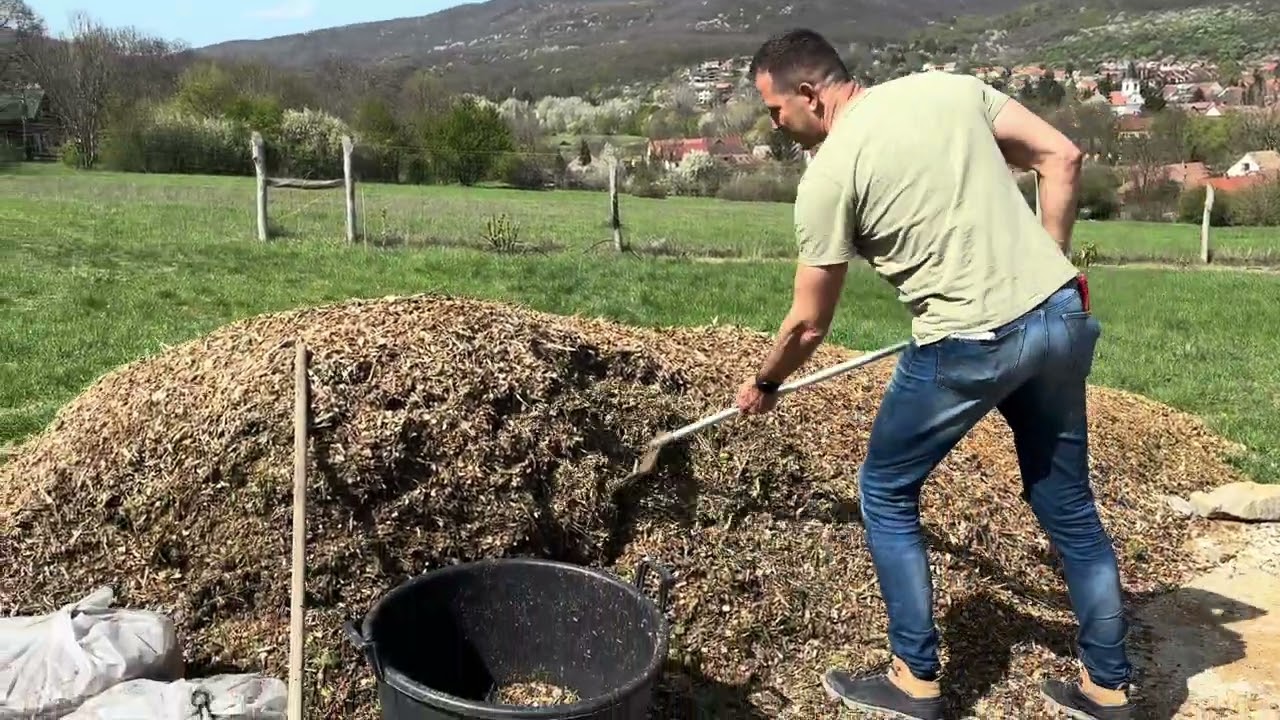 &Aacute;gdar&aacute;l&eacute;kkal val&oacute; mulcsoz&aacute;s. Komposzthagy&oacute; mulcsoz&aacute;s.