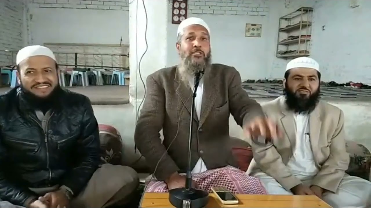 قاری قاسم جان دورہ صوابی کے موقع پر طلباء کو چند مفید مشورے اور تلاوت کا طریقہ کار بتاتے ہوئے