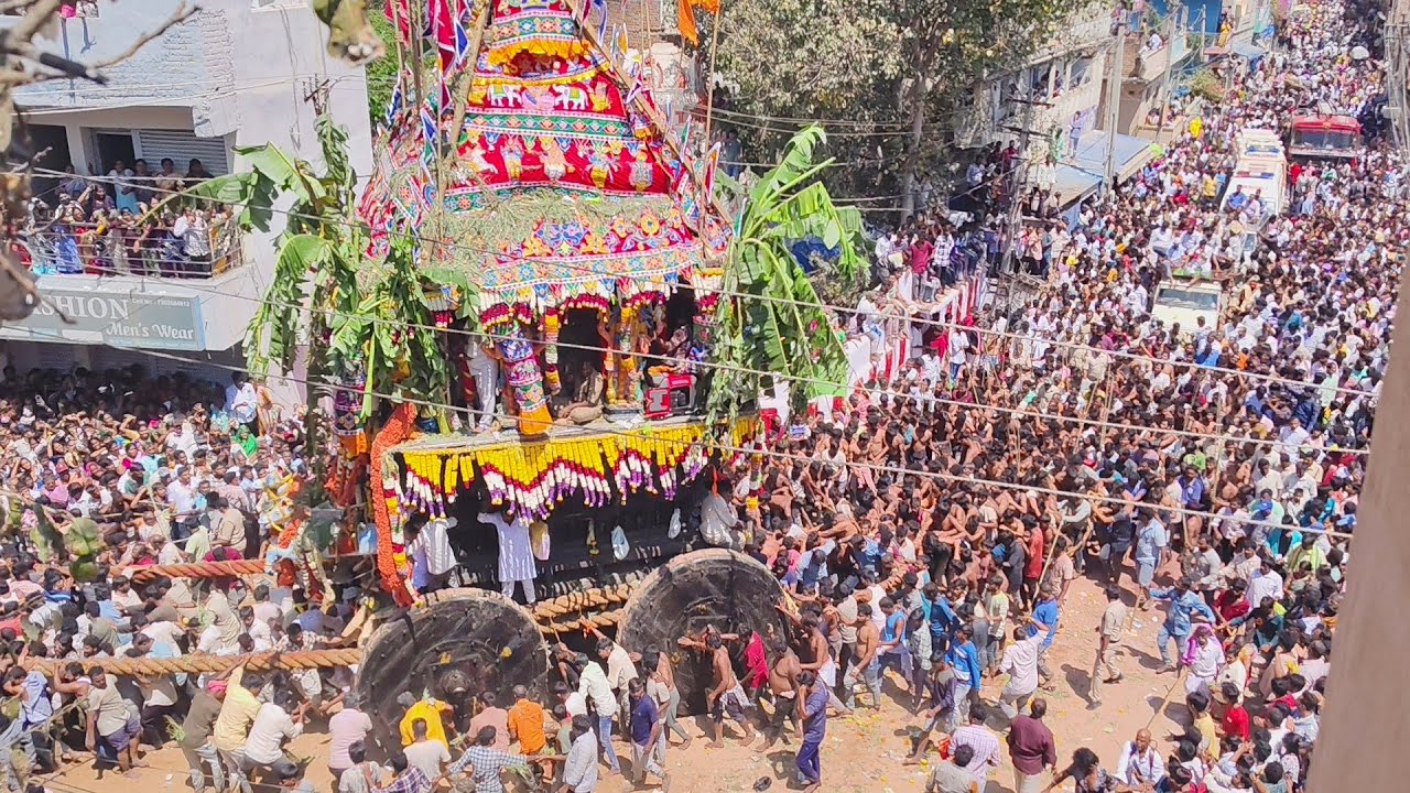 ఖాద్రీ నరసింహస్వామి రథం వద్ద ప్రత్యేక పూజలు  