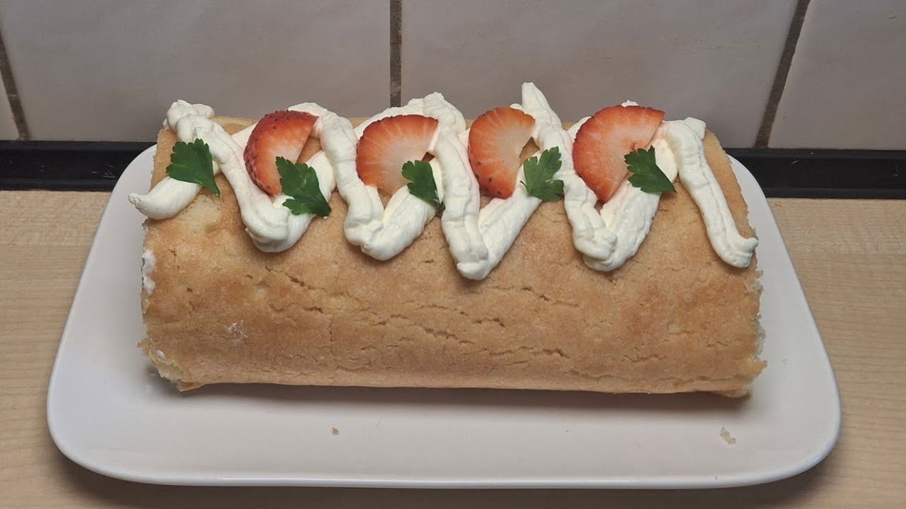 Biskuit Rolle mit creme und Erdbeeren/ Бисквитный рулет кремом и клубникой