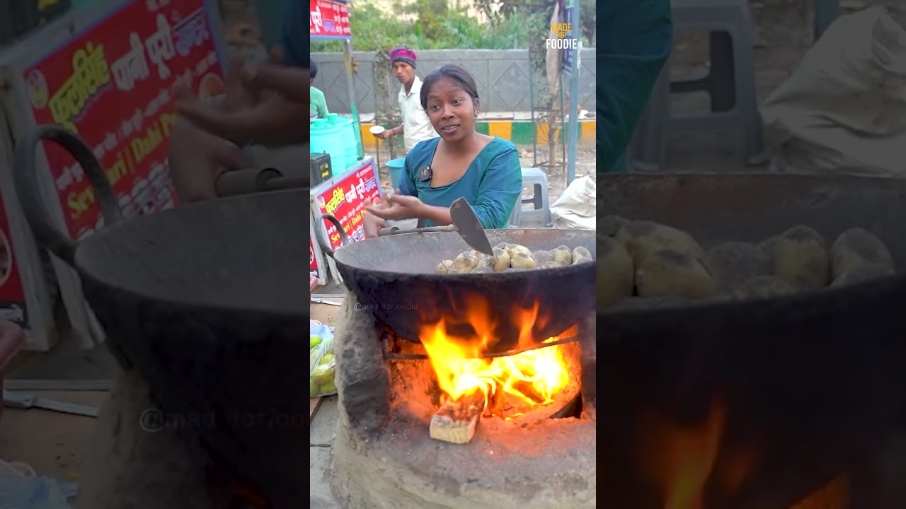 Mainpuri Wale Bhune Aloo Ab Aapko Milenge Noida Mai Wo Bhi Desi chulhe Wale Style Mai....