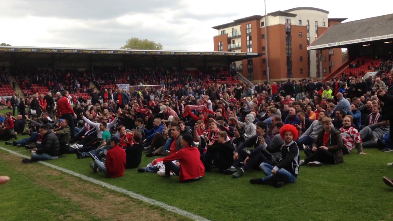 The Moment The Orient Fans Pitch Invasion Began. Leyton Orient Vs Colchester United 29/04/17