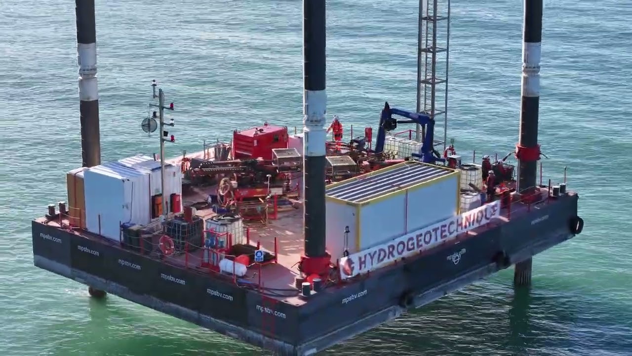 HYDROGEOTECHNIQUE, plateforme autoélévatrice/ self-elevating platform. Chantier/site Dieppe