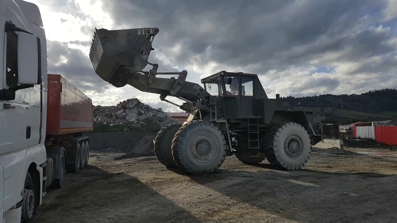 Old Czechoslovakia wheel loader KN 251 loading Man TGX 18.480