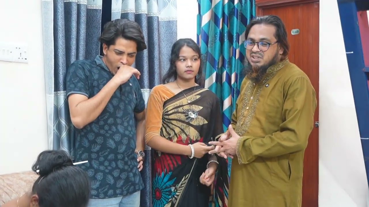 প্রবাসীর  মাকে ঝাড়ু দিয়ে পিটিয়ে বাড়ি থেকে  বের করে দিল, দুই ছেলের বউ,পর কখনো আপন হয় না 