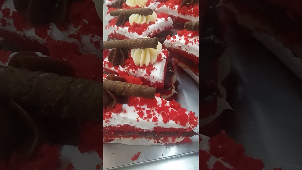 Fatia red velt com recheio de leite condensado e chocolate