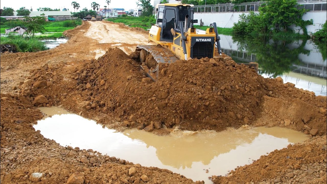 Talented Bulldozer SHANTUI DH17 C3 Pushing Make the road with 25ton dump trucks pouring soils 