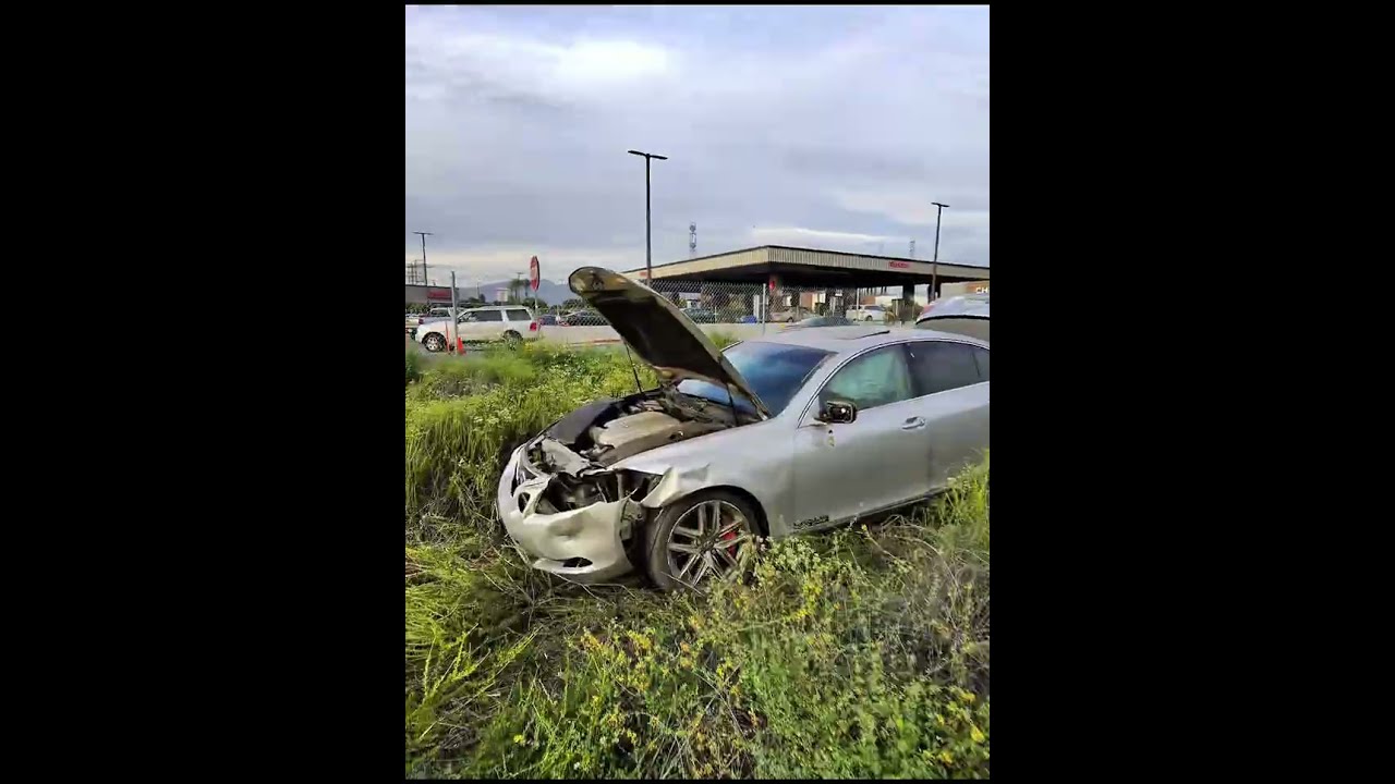 Car lost control on freeway,🛣️ hitting bushes 