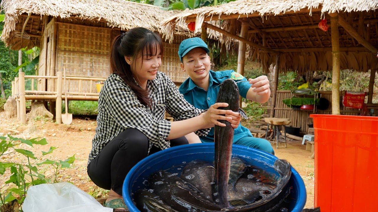 Single mother catches giant fish with bamboo to sell at market. Lives happily with a kind policeman