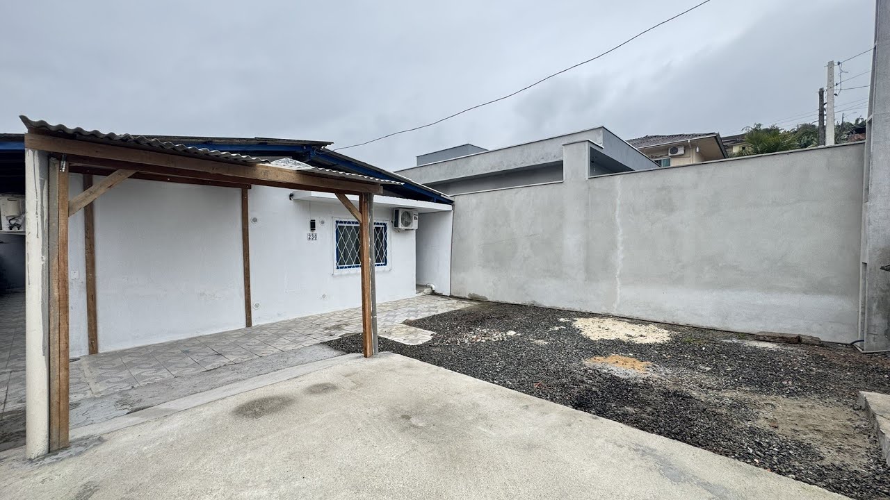 Locação - Casa com 02 quartos para alugar no Iririú