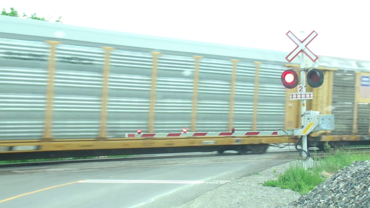 CN 305/6 UNIT +1 DPU LASH UP/ PARKWAY RD: