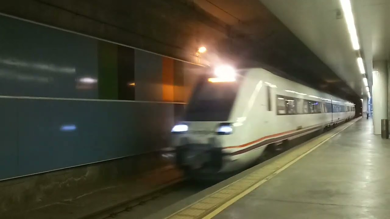 Renfe 598 sin parada por Victoria Kent