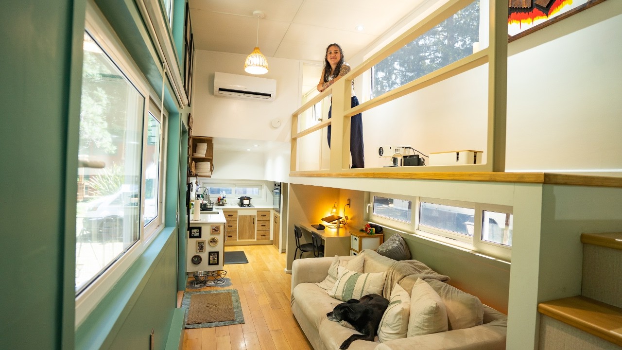 Jej zachwycający projekt Tiny House z antresolą, w kt&oacute;rej można stanąć!