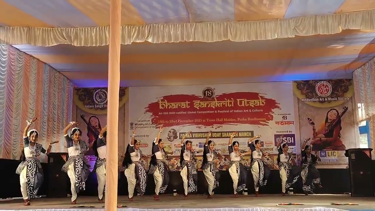 আজ বরষার রূপ এরই মানবের মাঝে চলেছে গরজে চলেছে নিবিড় সাজে।