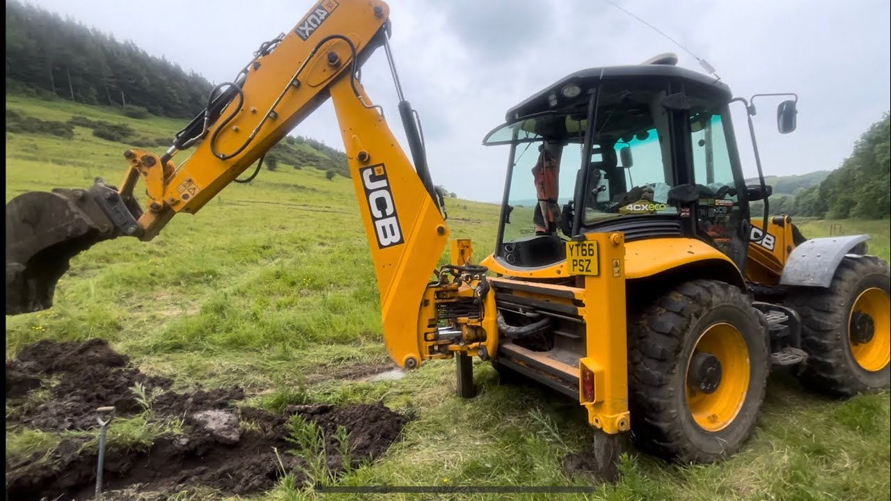 JCB 4cx digging land drain