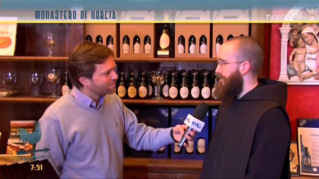 Padre Benedetto mostra la birra dei Padri Benedettini di Norcia