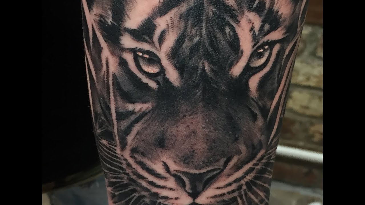Tattooing Realistic Black&Grey Tiger