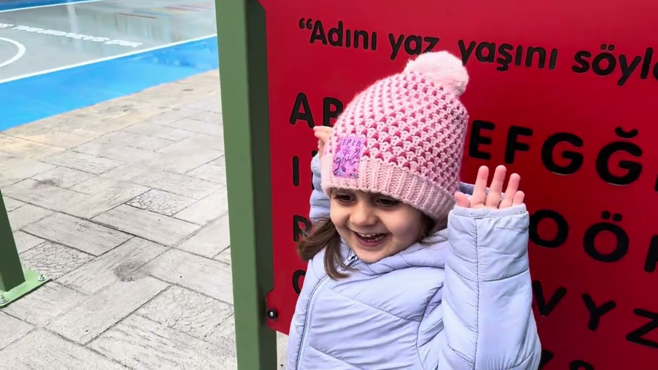 Susam sokağı açılışına geldik. Çeşit çeşit oyunlar ve oyuncaklar gördük 