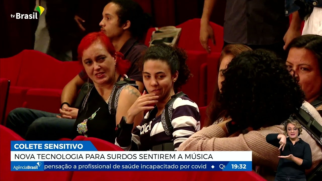 Colete sensitivo é usado para que surdos sintam vibrações musicais