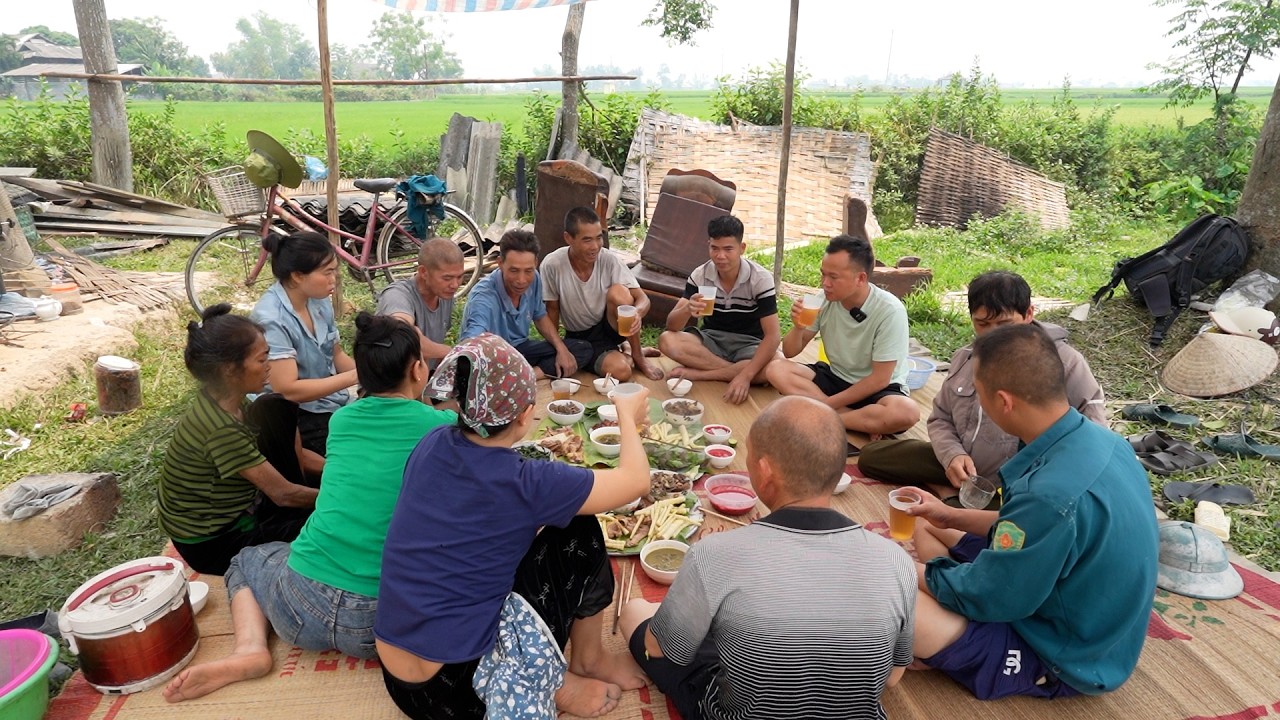 C&ocirc; Nh&ograve; Ung Thư ( T 9 )| M&oacute;n Măng Pịa D&ecirc; người Th&aacute;i mời anh em thợ gi&uacute;p ch&aacute;t tường