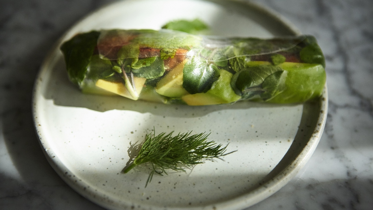 Wege danie: Summer rolls z chrupiącym tempeh i awokado