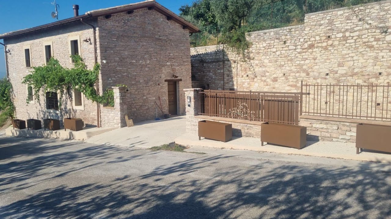 SPELLO: Casa in pietra ristrutturata e con 3000 mq di terreno