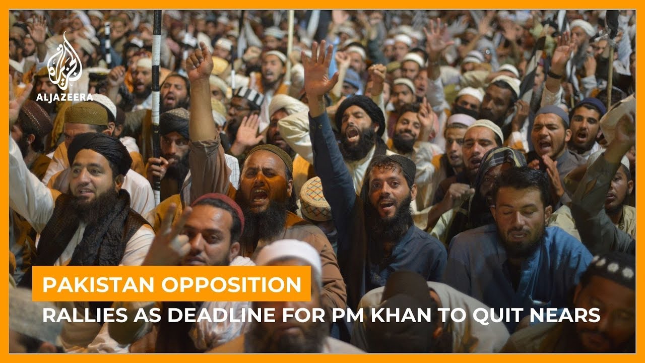 Pakistan opposition rallies as deadline for PM Khan to quit nears