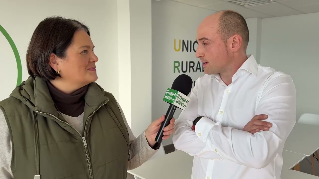  Borja Fernández, coordinador de #URA y a Rafa Rivera, administrativo, en la oficina de #URA