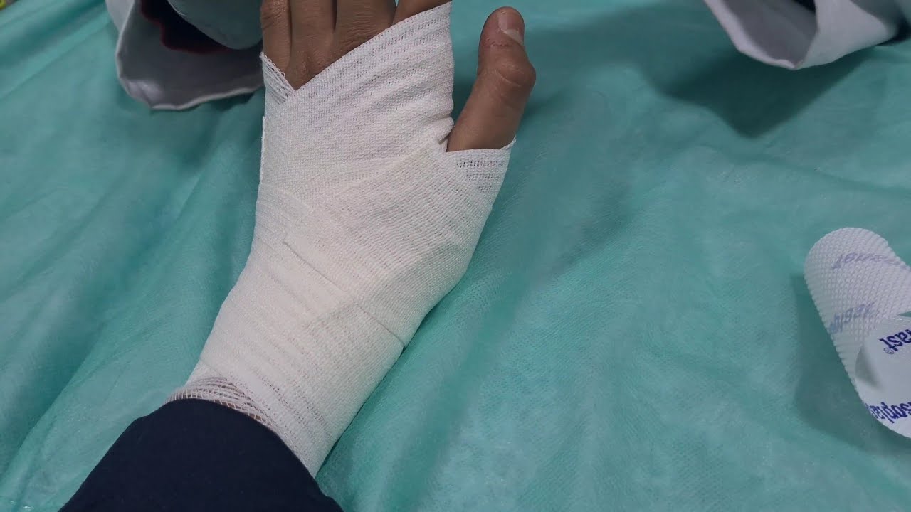 طريقة استخدام اللاصق  لعلاج الم الرسغ في الترويض الطبي / technique bandage du poignet / wrist pain
