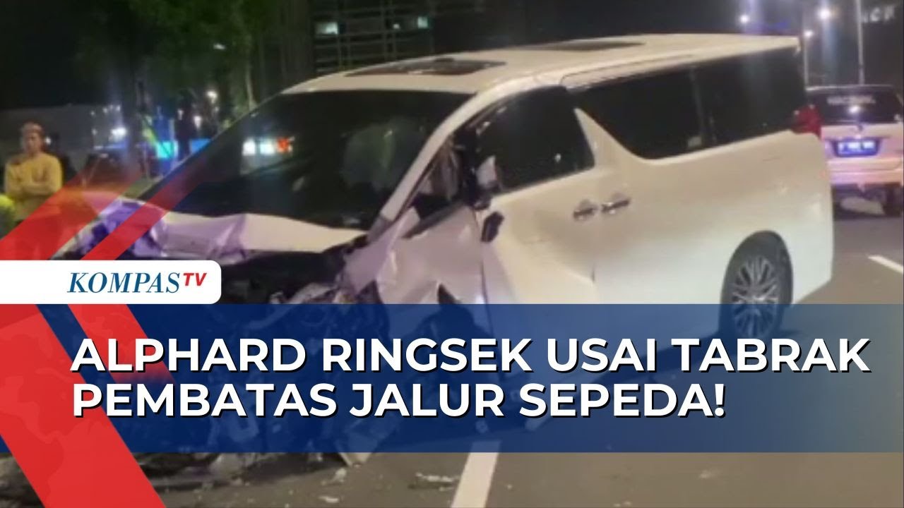Tabrak Beton Pembatas Jalur Sepeda di Jalan Sudirman, Sebuah Mobil Mewah Rusak Parah!