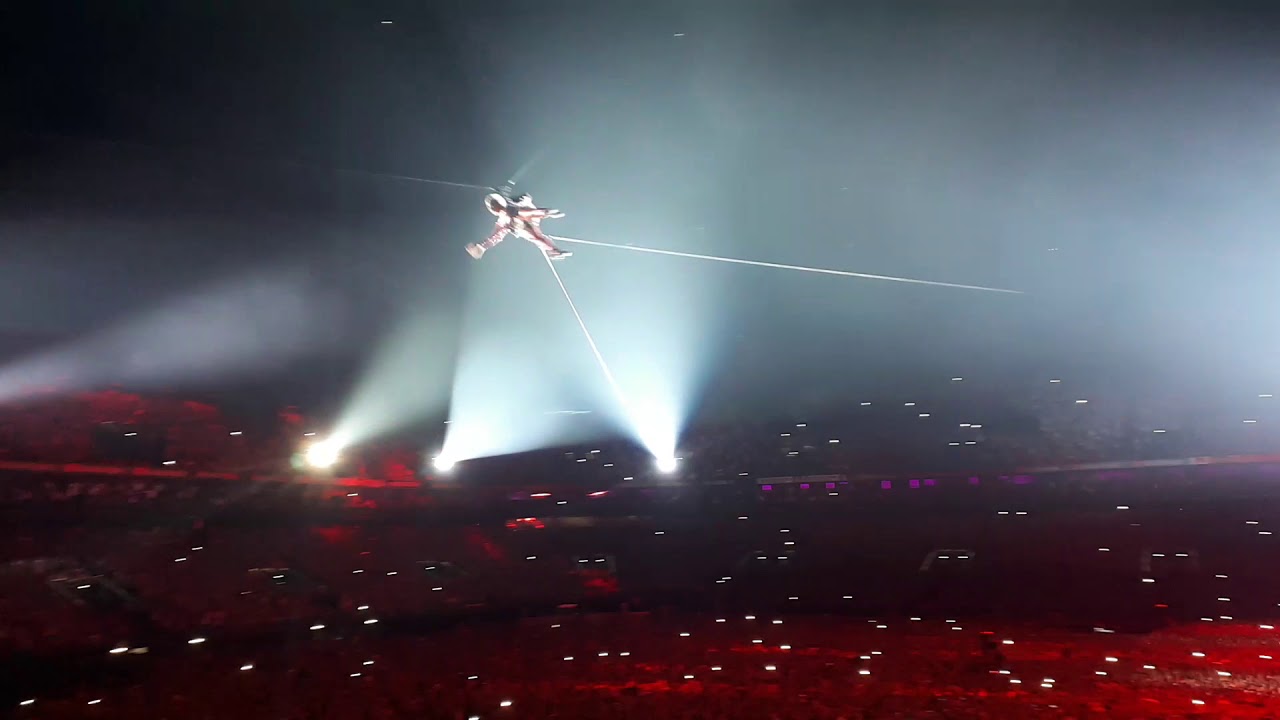 PINK live Paris - SO WHAT - Show Beautiful Trauma Tour