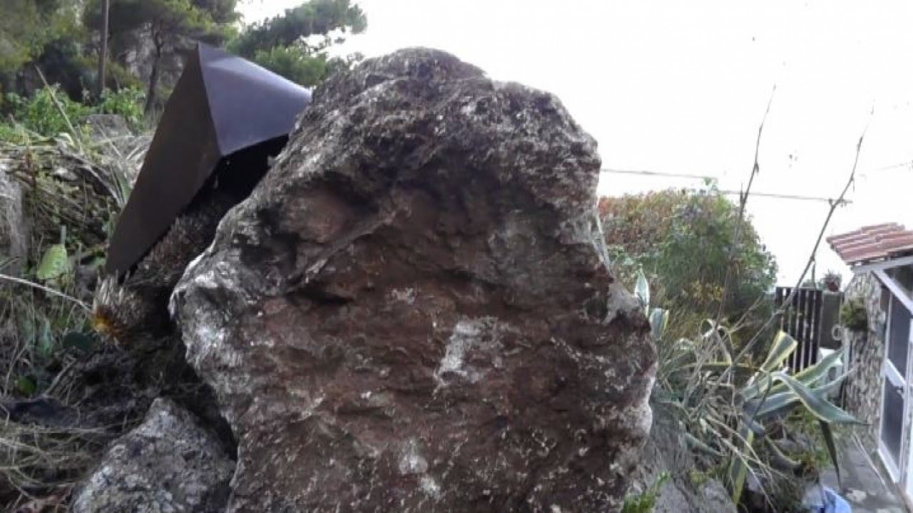 Maltempo a Capri, massi giù dal costone roccioso, case evacuate