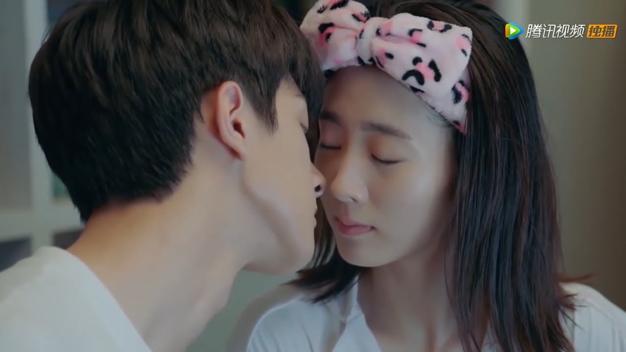 Super cute when he tries hard to hold her hand and kiss her! | Put Your Head on My Shoulder