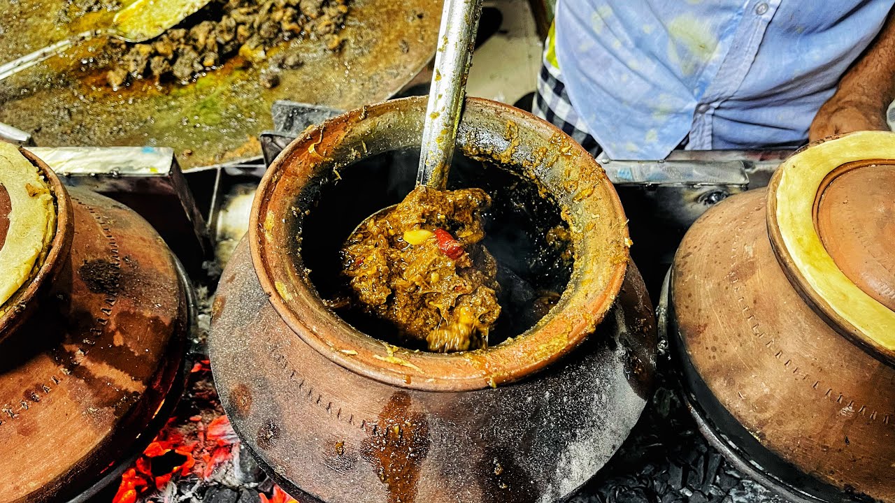 বাংলাদেশে এই প্রথম কয়লায় রান্না করা মাটির হাড়িতে 