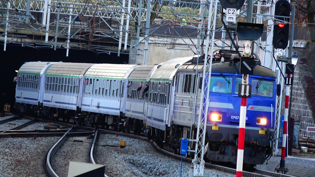 Pociąg specjalny z kibicami Legii Warszawa -głośny wjazd do Gdańska.