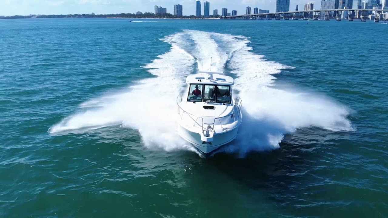 Boston Whaler 345 Conquest - Running Video