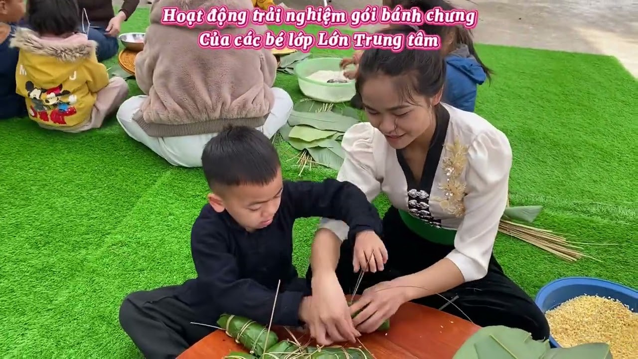 Hoạt động trải nghiệm gói bánh chưng của các bé lớp Lớn Trung tâm