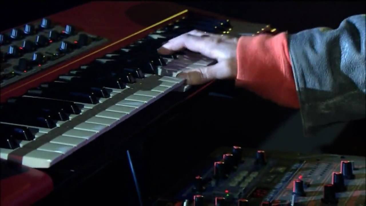 Jean Michel Jarre & CHeng Lin - La Foule (tribute to Edith Piaf) LIVE Peking 2004 #jeanmicheljarre