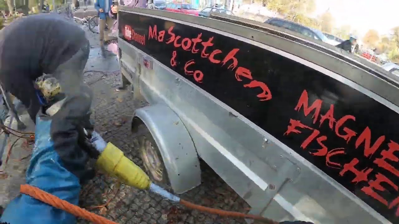 600kg Schrott und WW2 Bombe, Bajonett WK2 in Berlin Kreuzberg MaScottchen & Co Magnetfischen Deutsch
