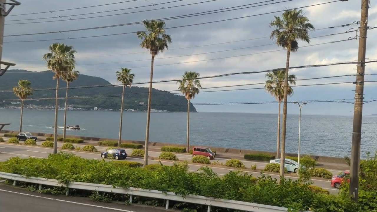 [side view] Izukyu Shimoda &rarr; Atami.  Sea side view