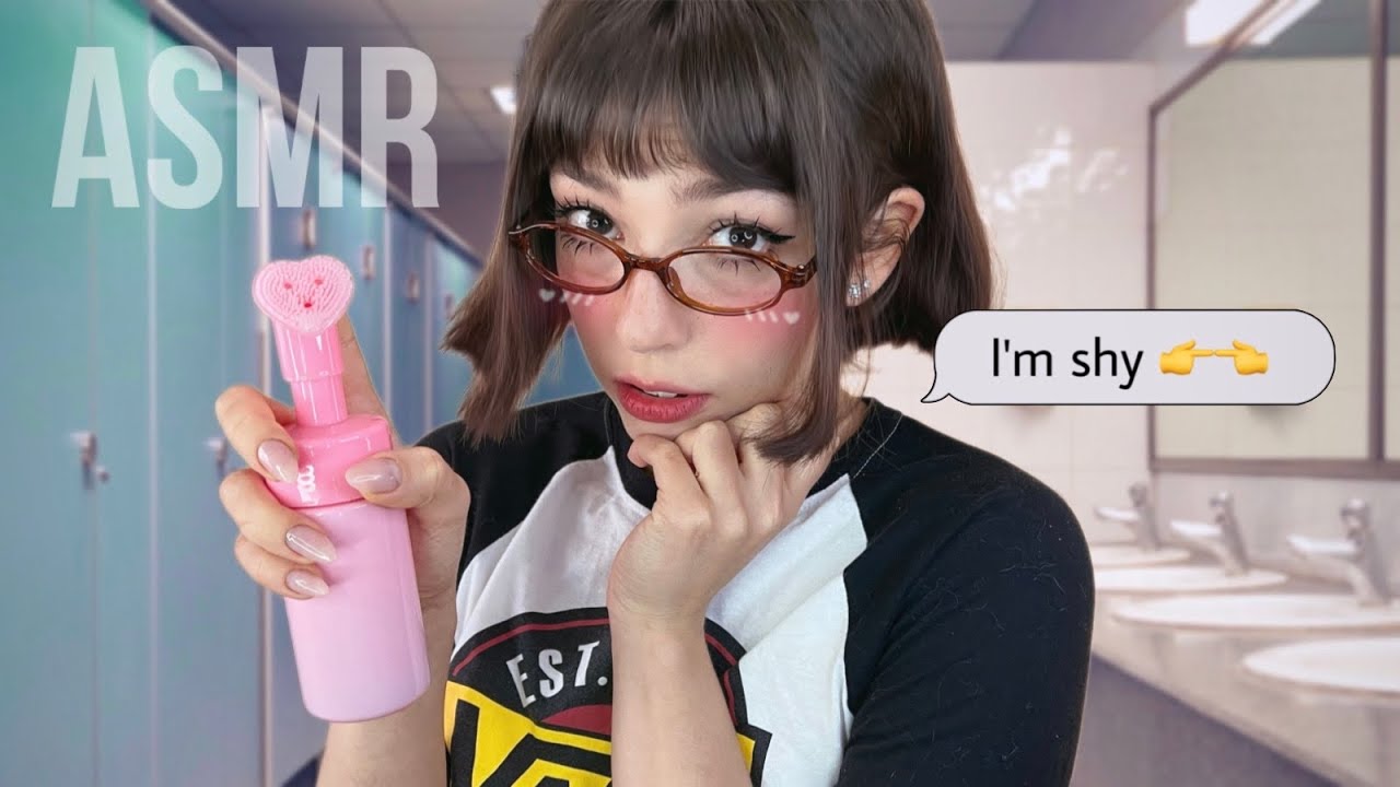 A MENINA TÍMIDA TE ARRUMA NO BANHEIRO DA ESCOLA | ASMR 💄