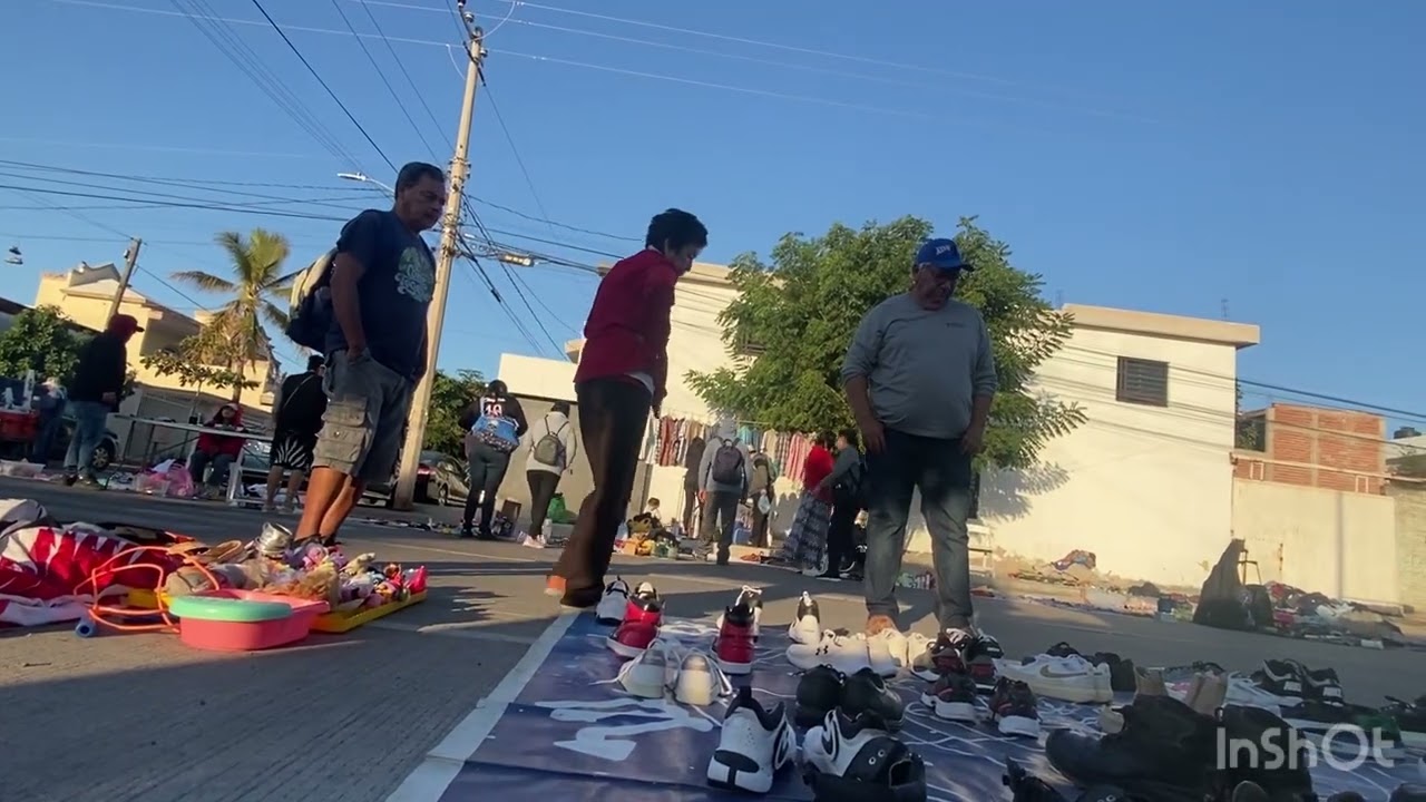 Fuimos a vender unos tenis en el tianguis