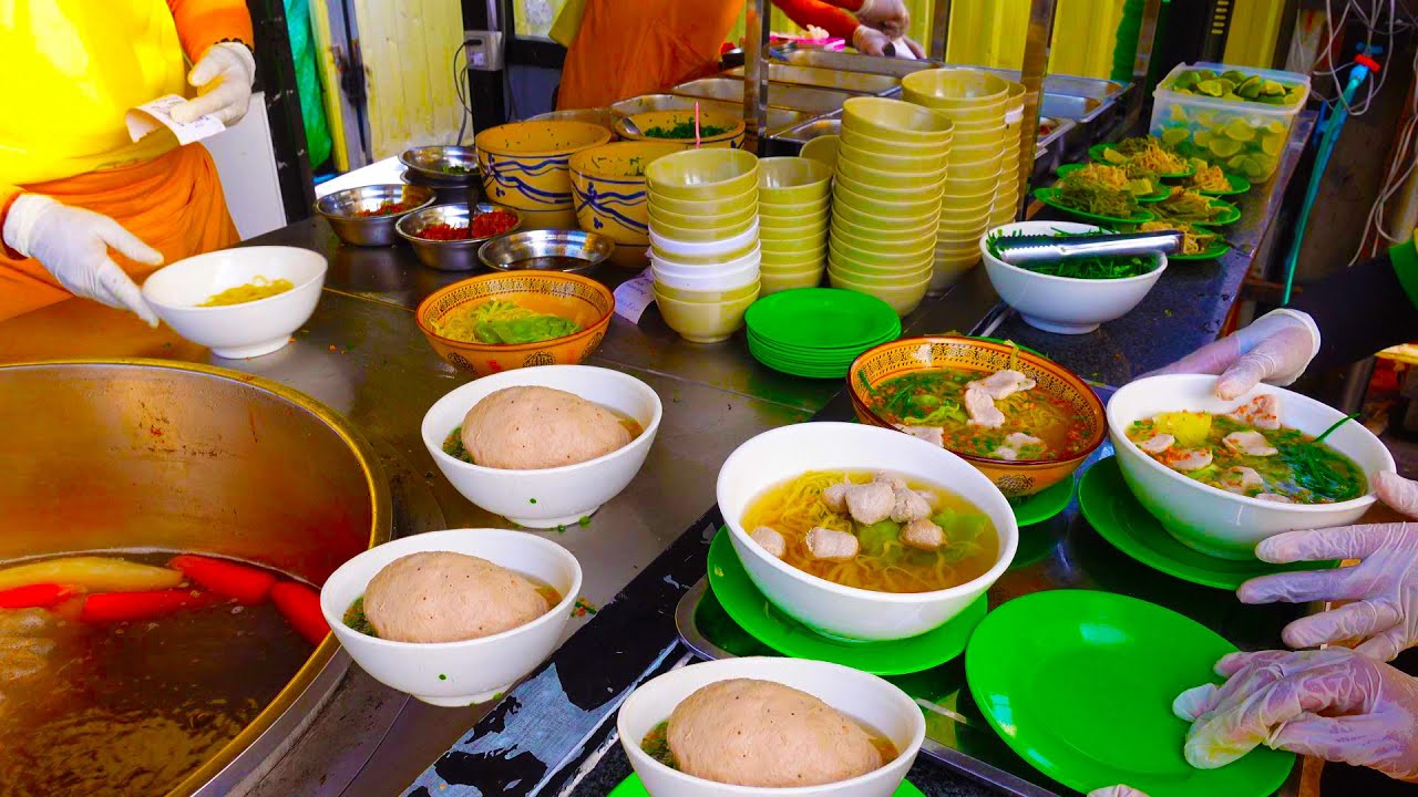 For real! 1,000 Bowls in a Day! Oun Kouy Teav Noodle That Promoted By A Judge From Master Chef Khmer