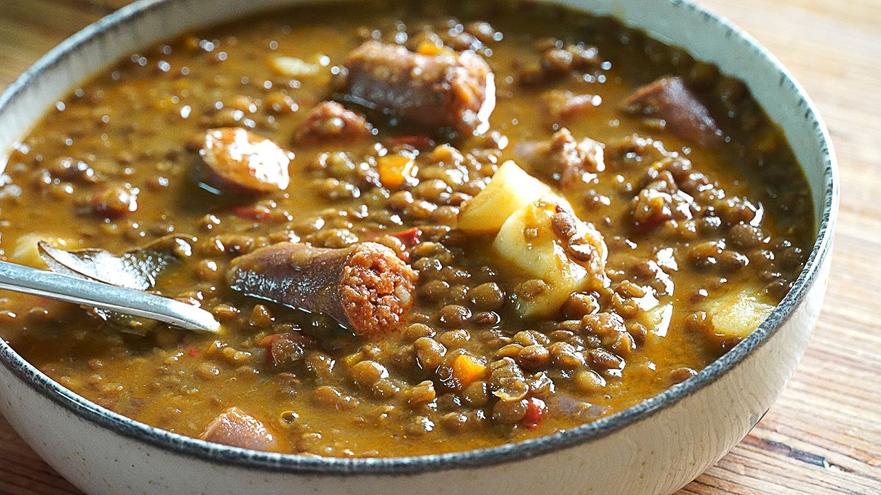 LENTEJAS CON SALCHICHAS CASERAS . COMIDA SALUDABLE, FÁCIL Y ABUNDANTE