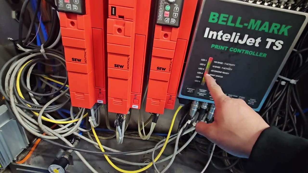 Aqui reparando esta maquina multivac 