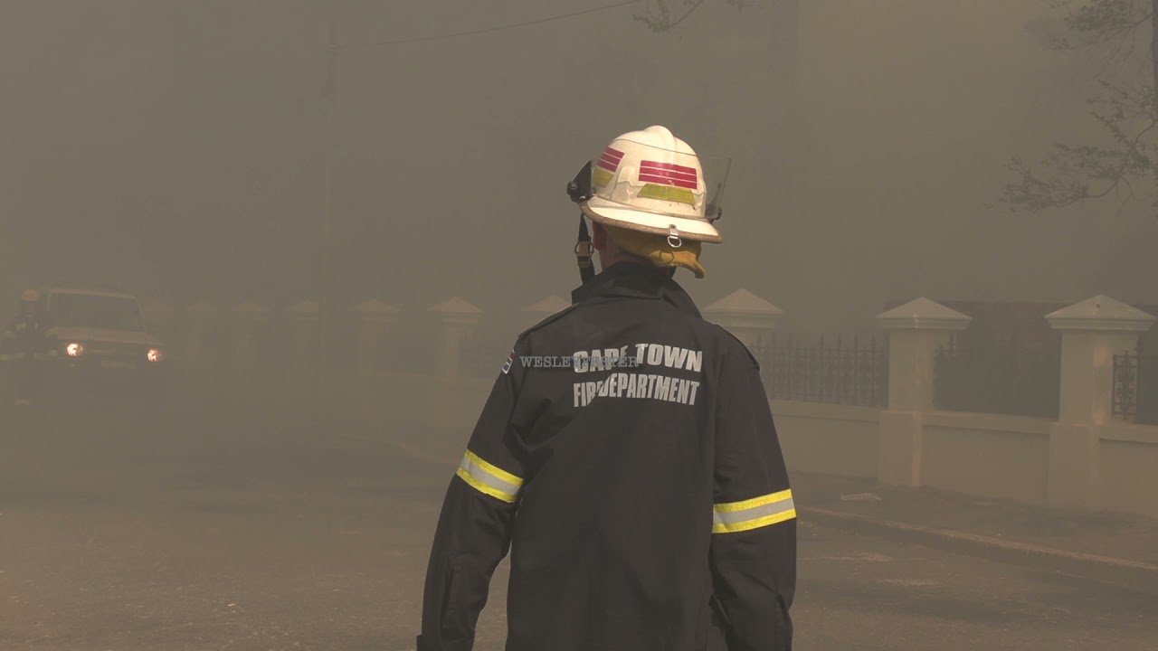 Cape Town mountain fire results in evacuation of homes and student residences | Cape Town Fire